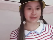 骚浪的邻家姐姐露脸跟夫妻一起玩双飞，奶子不小给鸡巴舔硬后站着被后入爆草，猛男轮草两女真带劲