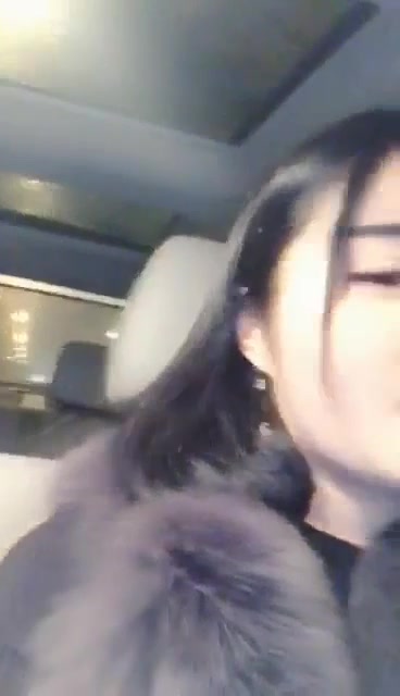 高颜值性感美女主播夜晚开着奔驰车去接粉丝网友路边玩车震,操的淫声浪语,太舒服没控制住被内射了,全程国语!