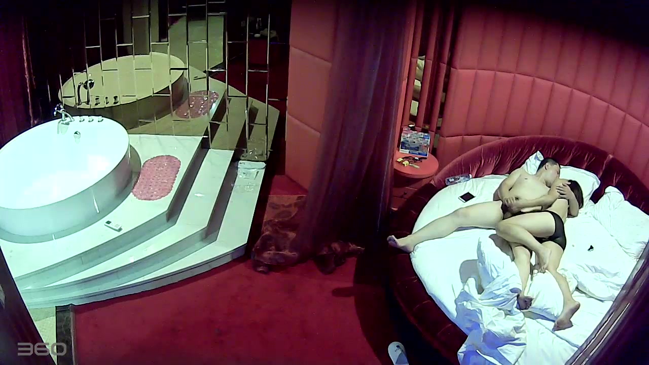 偷拍饥渴难耐骚货提前开好房等情人来了衣服不脱就激吻抚摸啪啪搞1个来小时骚女呻吟特别诱人