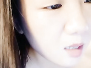 皮肤白嫩的长发妹子 揉奶诱惑 口交 女上位 炮友用道具插逼 躺在床上被猛猛的操 后入啪啪