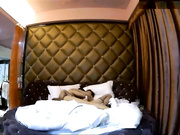 女神级气质漂亮的大学短裙美女酒店和包养她的中年男土豪激情啪啪,特意换上情趣黑丝诱惑,干了一个多小时!