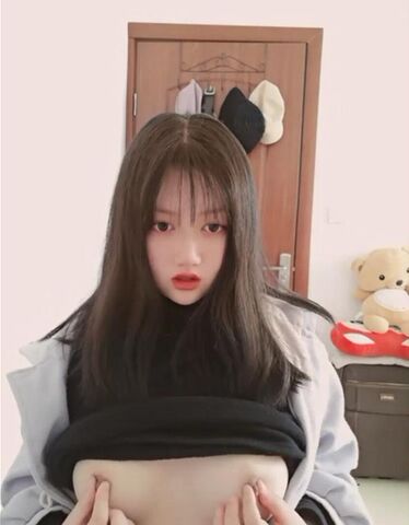 雷陈田另一个室友露胸