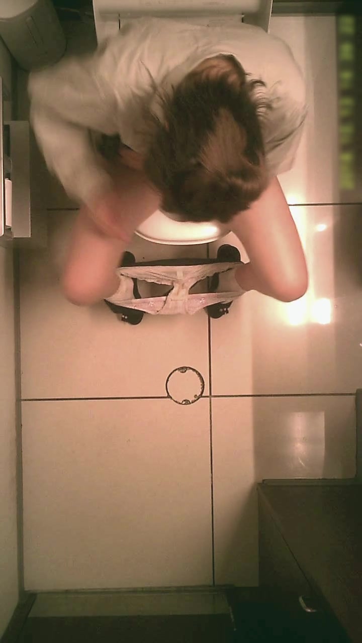 【全網首發】【廁拍小酌】七月最新流出商場女廁 罕見四鏡頭橫掃各個死角 雖少卻都是漂亮小姐姐 4人次絕對引爆妳的眼球～原版高清