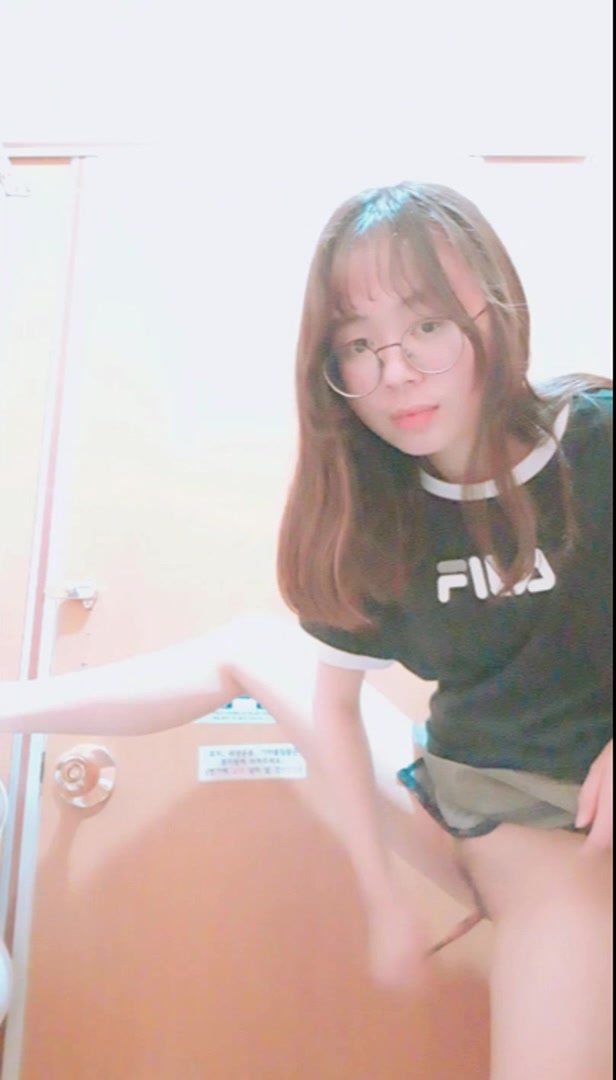 韩国在学大学生-下了课就冲厕所跑，还带着一支笔，外面熙熙攘攘的聊天声，这妹子性瘾就这么大