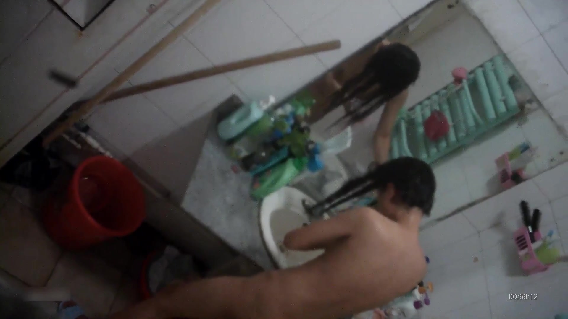 精品推薦 出租屋窗戶邊手機拍攝到的衛生間裏苗條身材打工妹子沐浴更衣 雪白肌膚堅挺美乳看得讓人欲火焚身 1080P高清原版