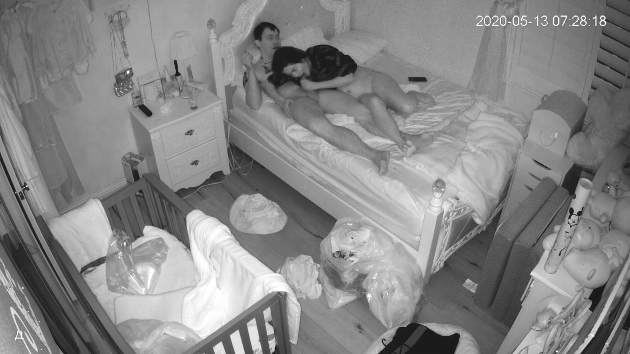 居家夜視攝像頭黑客破解拍攝到的年輕小夫妻啪啪過性生活 貌似媳婦已經懷孕先用手撫摸陰部脫掉內褲再舔側位抽插 露臉高清