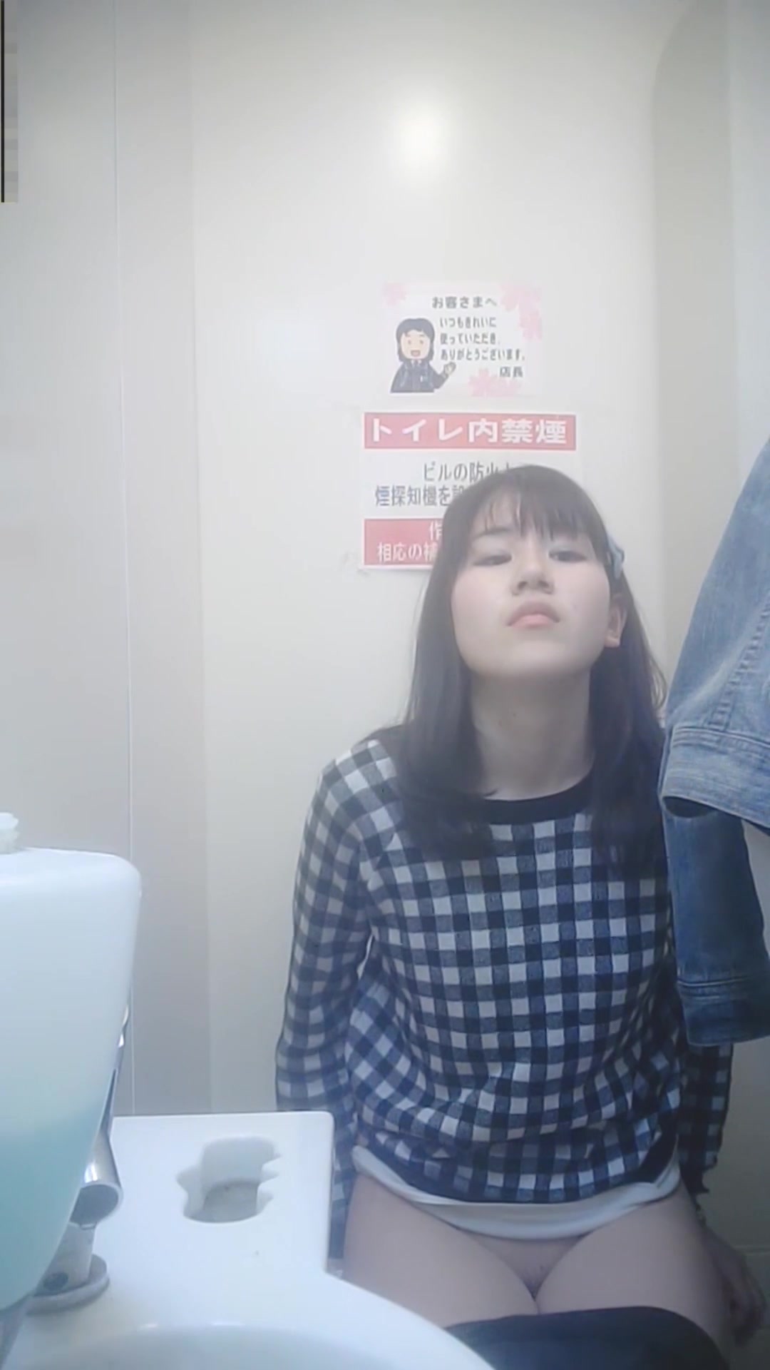 高級餐廳公共衛生間拍攝到的各式美女少婦如廁 有個高顏值格子衣美女陰毛濃密太性感了 1080P超清原版