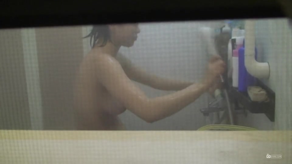 向女神表白被拒，伤心之余，偷拍她洗澡，让大家一起欣赏