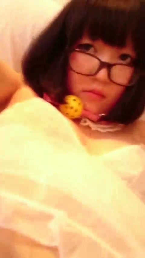 超嫩小萝莉自己开双洞