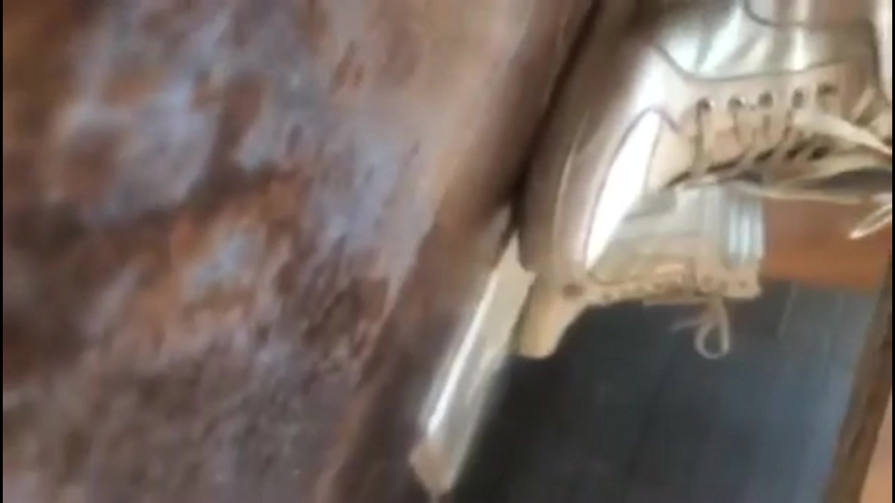 红花绿叶-新宝地2016白皮靴女生脱下裤子,拉到池子里,哗哗直响