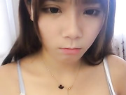 34D美女为挣钱刷粉，开车直播福