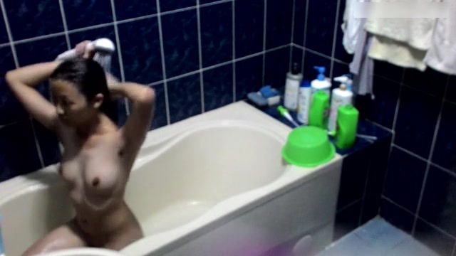 女友的闺蜜来借宿假借上厕所偷偷调试好针孔摄像头偷拍她洗澡