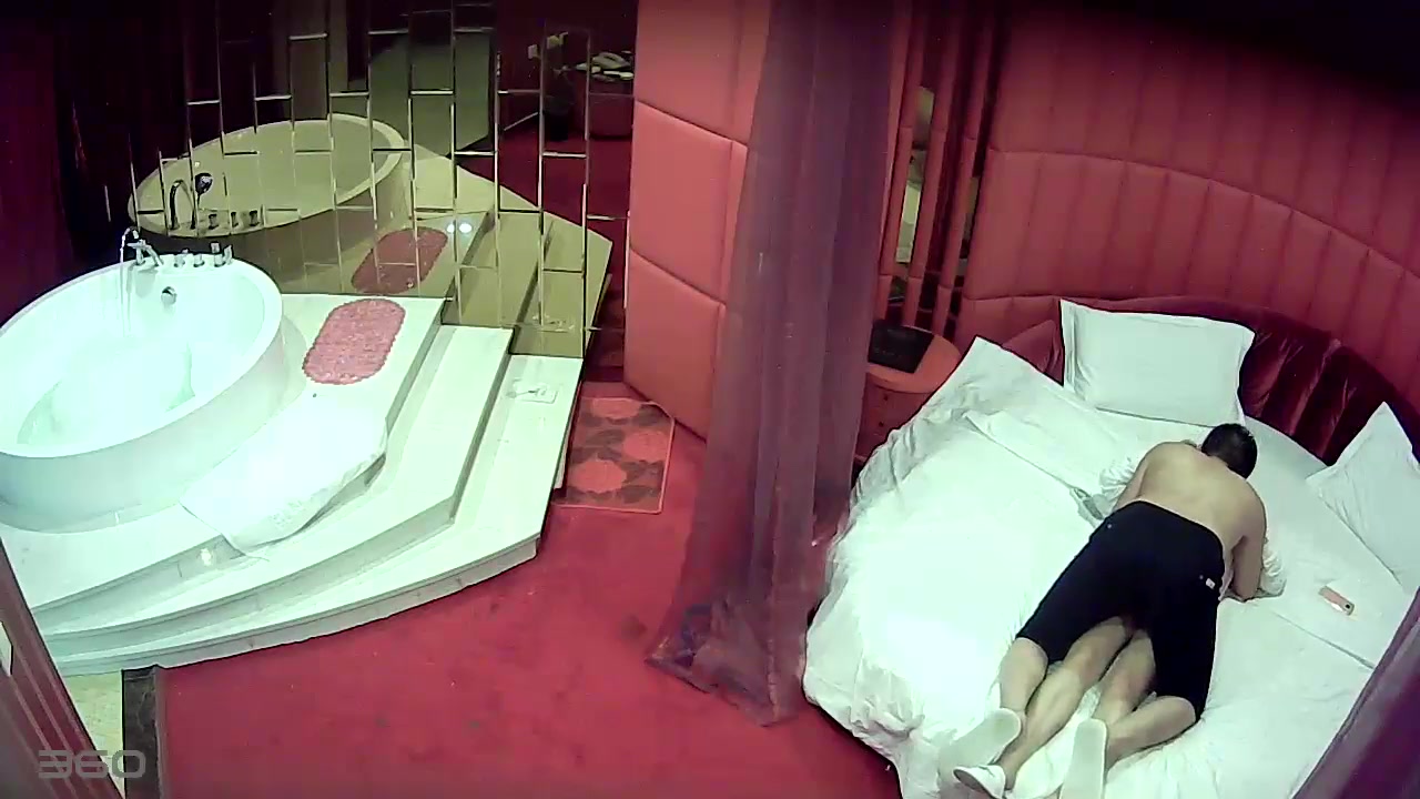 情趣酒店360监控TP七分裤哥和模特身材女友激情对白清晰呻吟给力