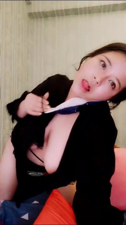 非常骚丰满巨乳美女主播翘着大屁股道具插菊花再炮击自慰大秀不要错过