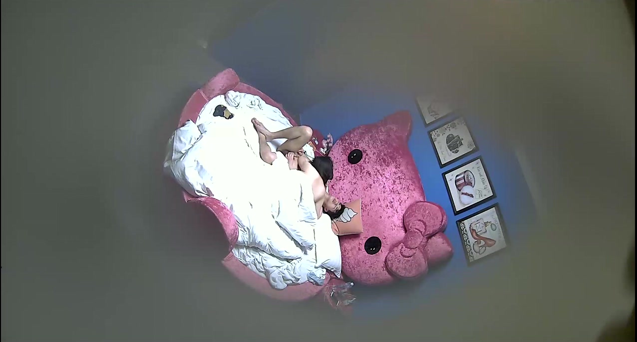 小旅店哈喽猫大圆床TP年轻小情侣开房小伙一开始用手就搞得妹子好爽