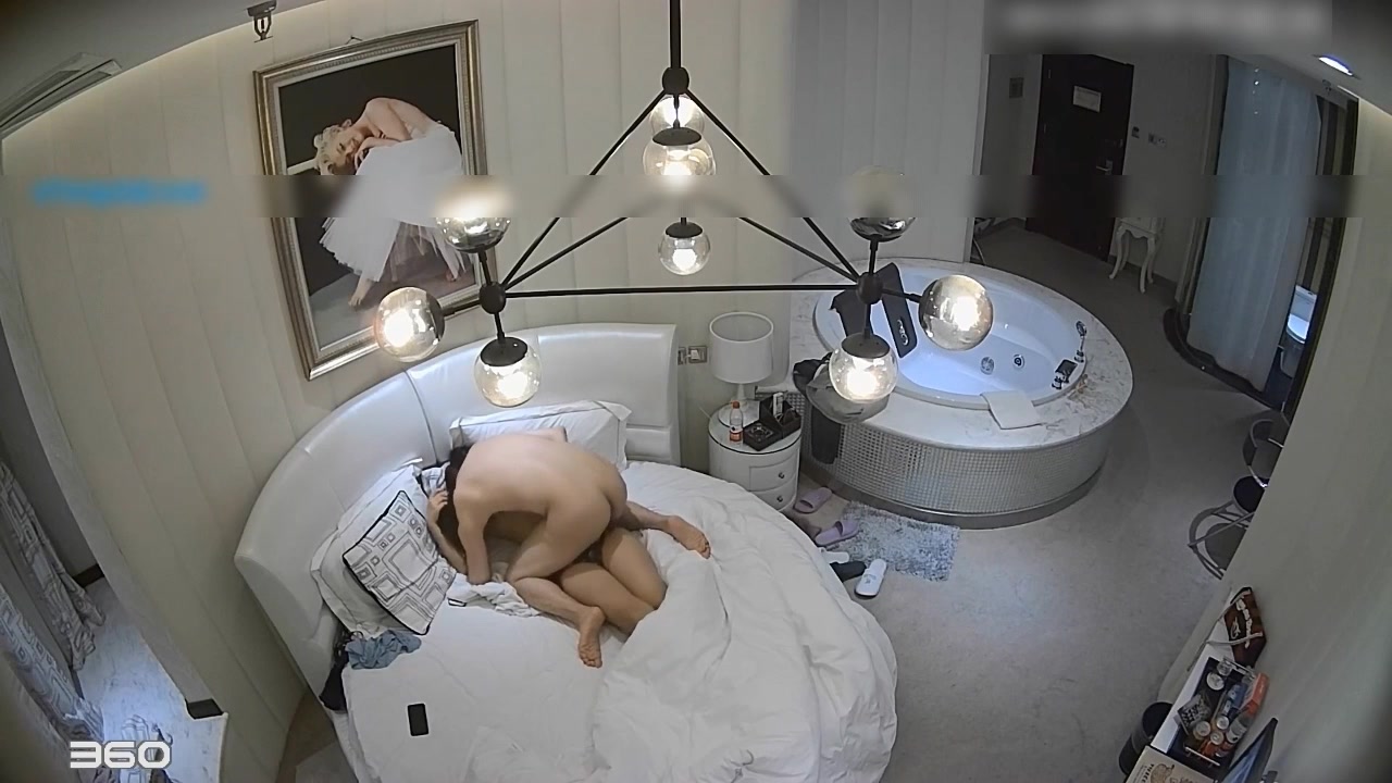 精品酒店偷拍听对话是喜欢蹦迪泡酒吧的气质性感美女和酒吧刚认识的朋友开房,第一次还比较害羞,第2次就很主动!