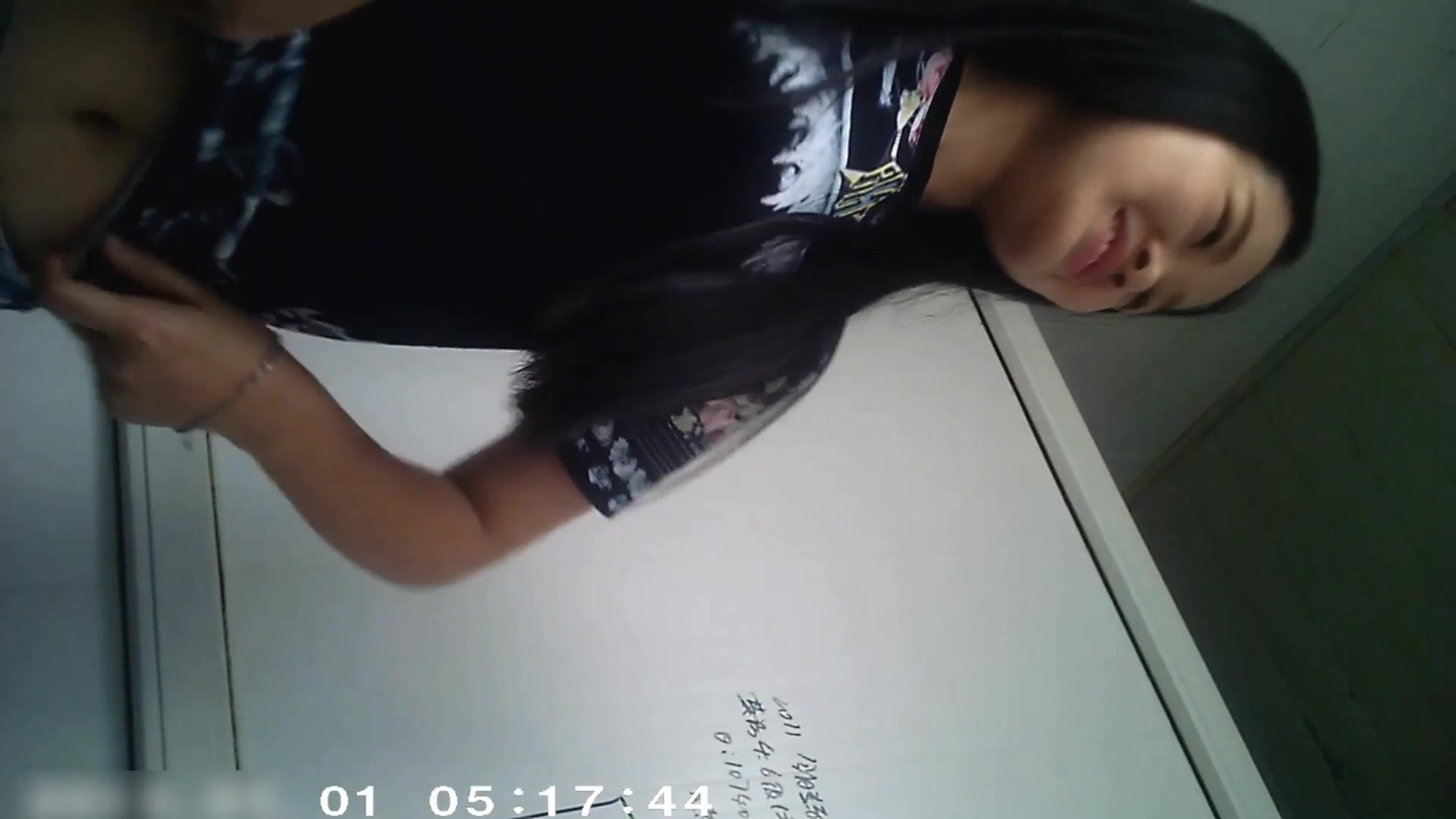 外站流出高校女厕近距离TP红高跟妹子人美逼嫩