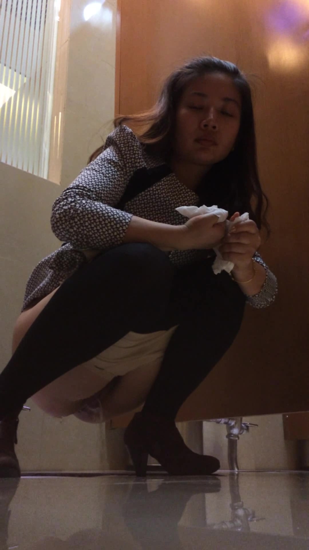 最新国内商场厕拍系列 这期女主的颜值都很不错