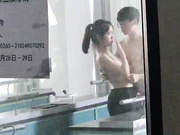 高二教室学生约会被偷拍