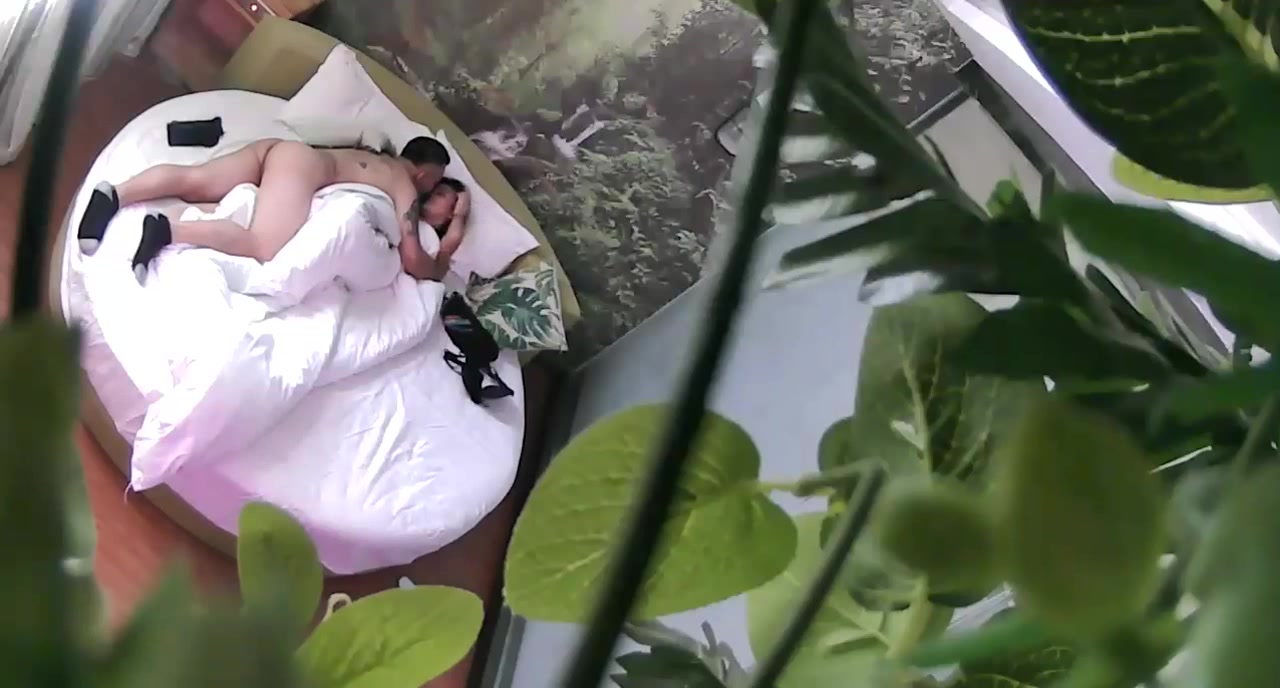 丰满性感的美女酒店不愿意和认识没多久的纹身男啪啪,被男的3次扑倒在床上最后强插进去干完后再操时乖乖配合!