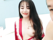 两男一女激情3P越南骚女 轮着口交上位骑乘边后入边舔JJ非常淫荡 很是诱惑喜欢不要错过