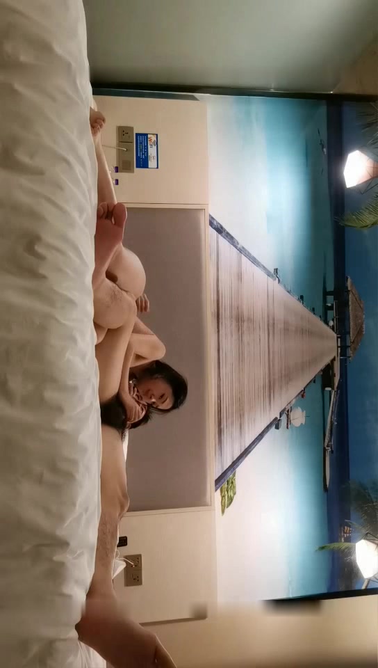 老哥探花找了个颜值不错苗条少妇先按摩器一番再开干 乳推上位骑坐大力猛操