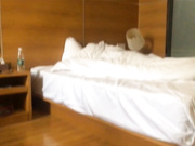 好色哥大战美腿翘臀痴心女大早上被搞醒扒光强行插嘴开始不配合后来下面都湿了啪啪啪叫的骚对白淫荡