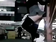 小骚货大晚上在广场对着收破烂大爷自慰