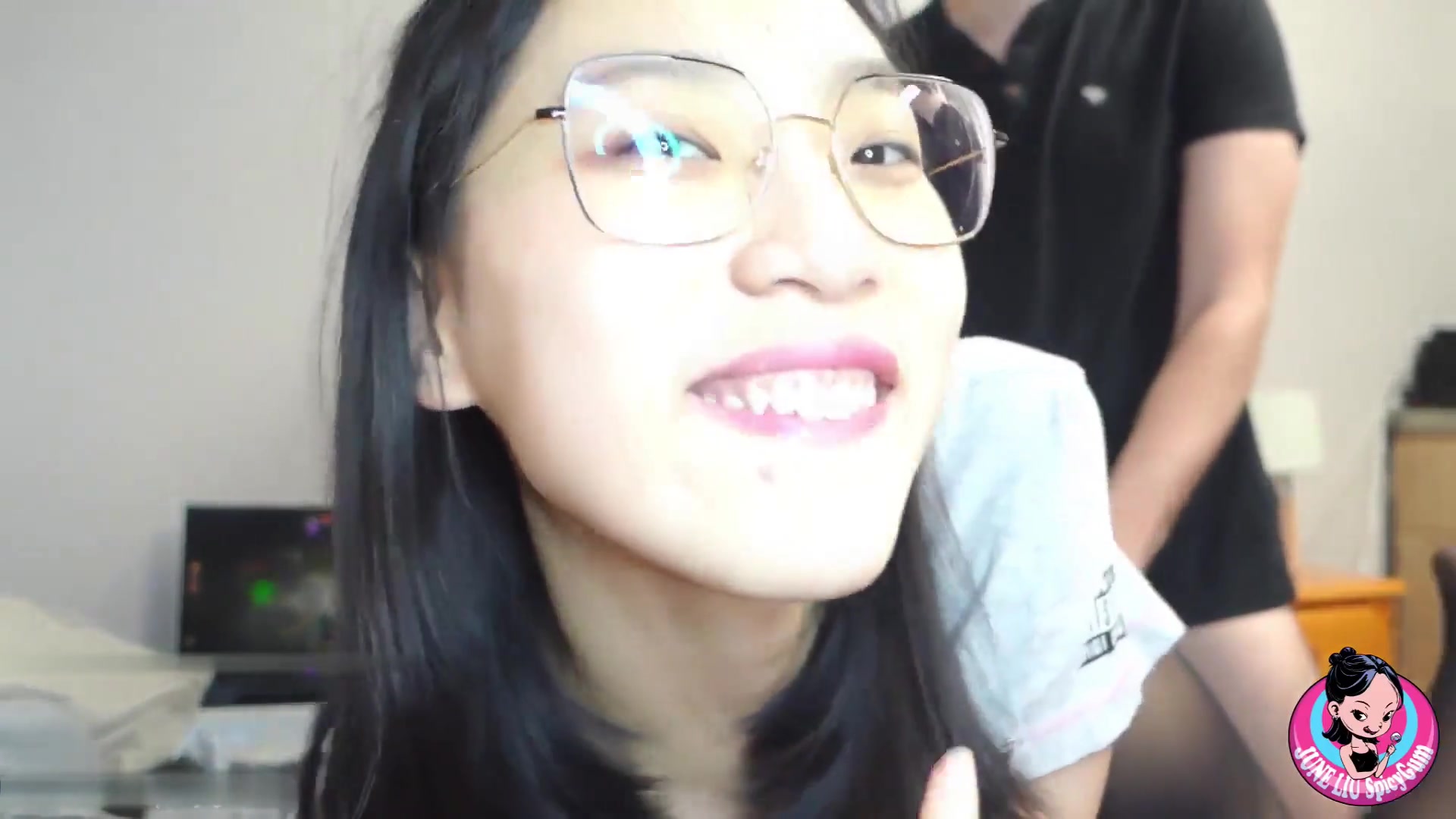 P站网红留学生『刘玥』最新自拍 骚气诱惑打游戏的男朋友 口硬了坐上去自己动表情很淫荡