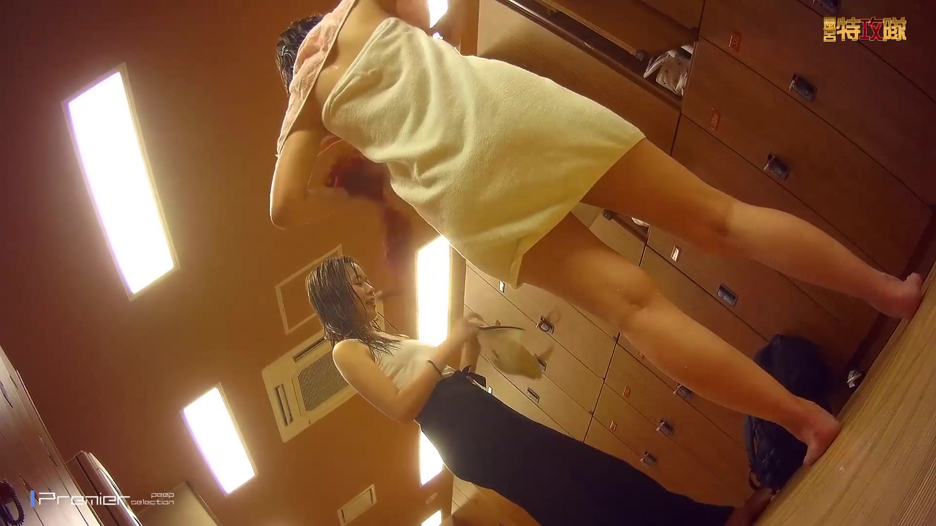 盗站新流出女偷拍客潜入某高校浴室更衣室近距离偷拍女同学的美丽胴体