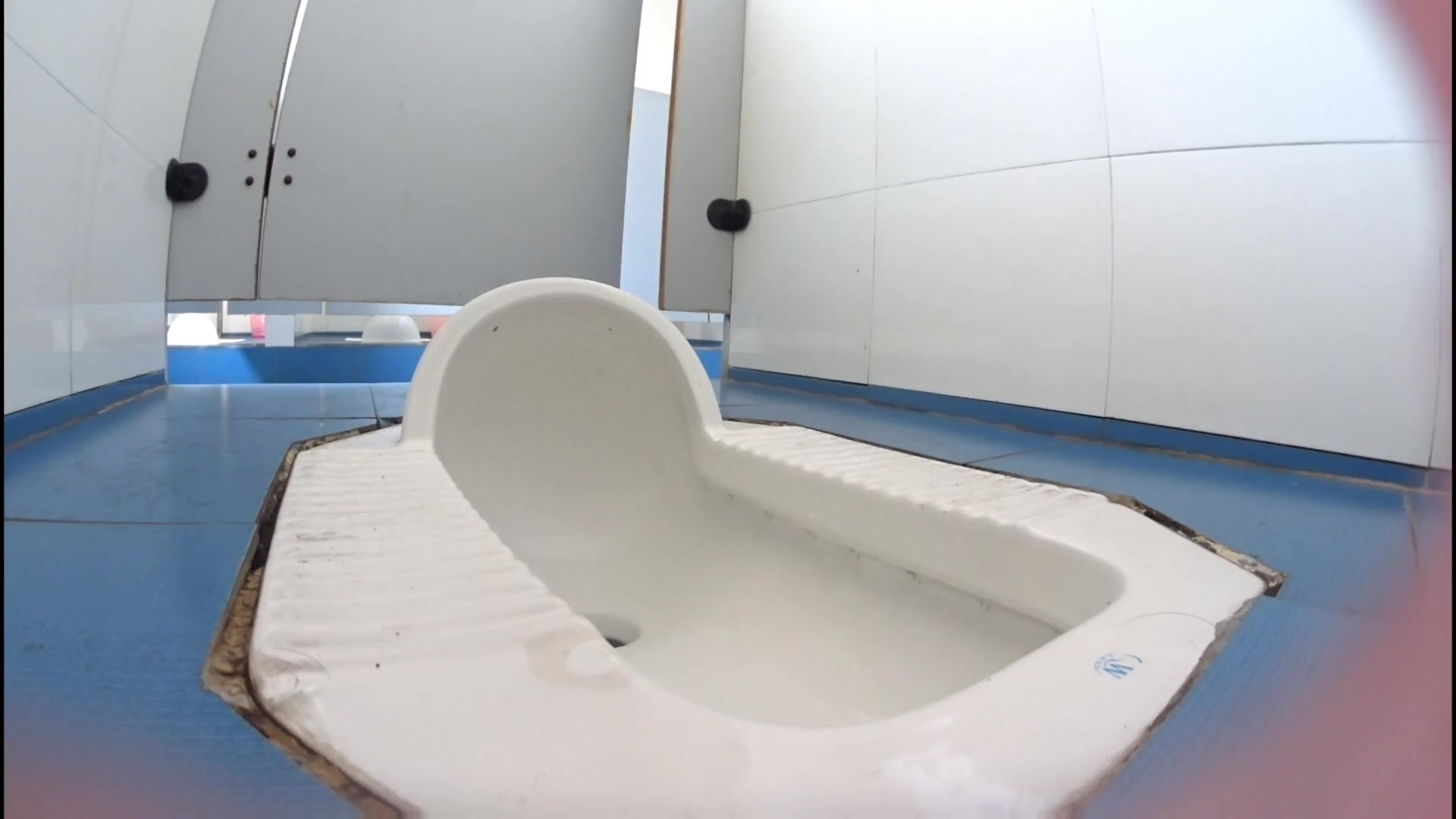 吊丝高中男同学在女厕偷放偷拍设备偷拍女同学嘘嘘设备还不错能清晰听到声音