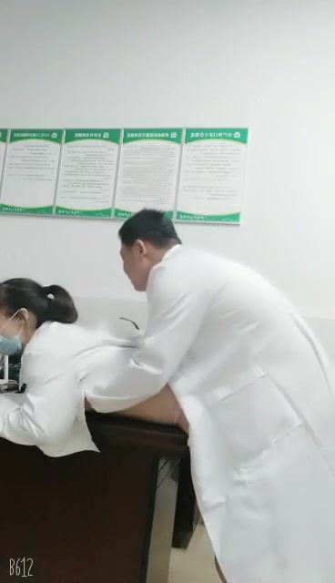 某医院医生和护士在医院穿着白大褂啪啪