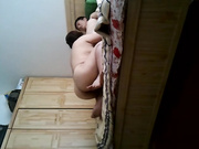 中年大叔老伴不在家把楼下还在上班穿着工作服的大奶子轻熟女情人找来打炮搞的大姐仰着头嗷嗷叫高潮了