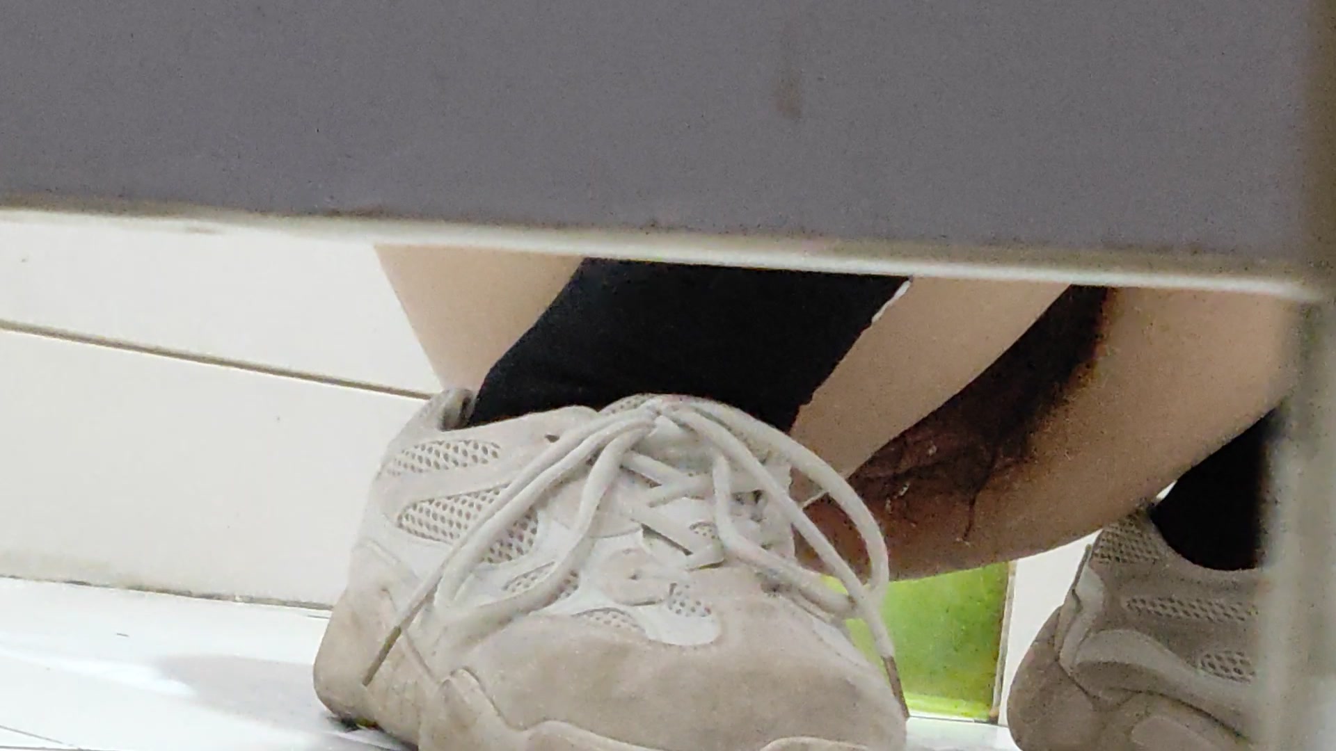 厕所偷拍超级漂亮的小姐姐