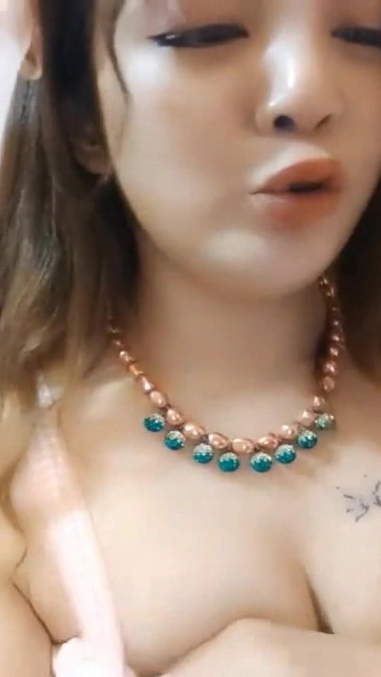 最新NO.1真骚货小美女『校花逃课去操B』和敲错门的屌丝男做爱 口爆吞精 操出白浆 全程淫语 真是骚到没朋友