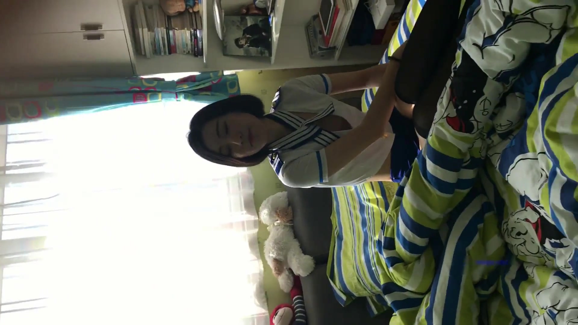 清纯短发极品学妹与男友爱爱视频流出