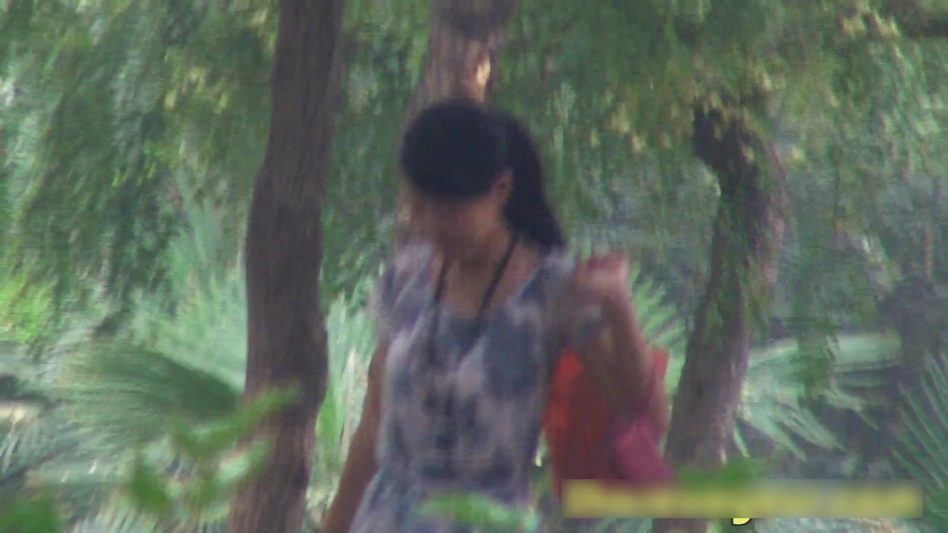 国内户外公共卫生间坑神专挑年轻漂亮美眉下手拍完方便还不算完还要拍出来后的样子有近景特写太狠了