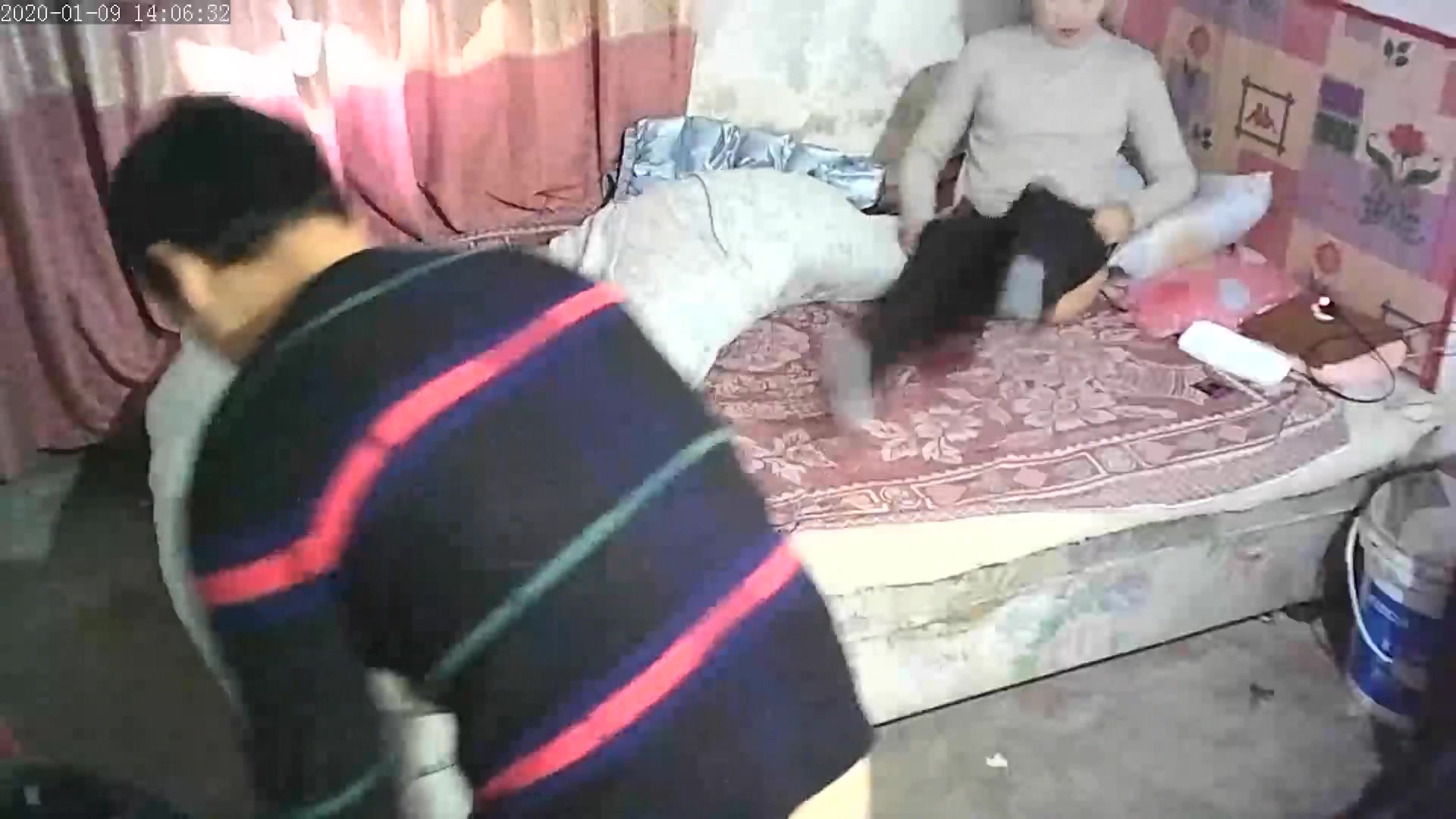 2020年某小区出租房离异漂亮美少妇从早忙到晚生意好的不得了100元快餐不同年龄段的嫖客挣钱不要命了