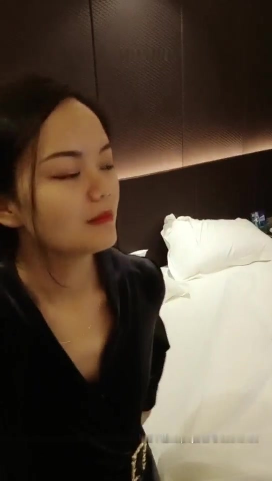 鸡巴够大总能白嫖妹子卷毛哥酒店约炮《耐操骚女》草完应观众要求给她刮那浓密性感的逼毛可惜了