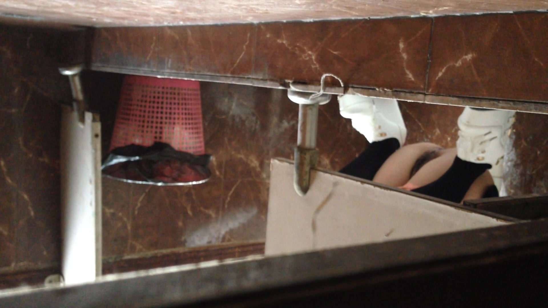 【稀有資源】某寫字樓公共女廁拍攝到的各式白領美女如廁 雪白大屁股看得誘惑十足 1080P高清