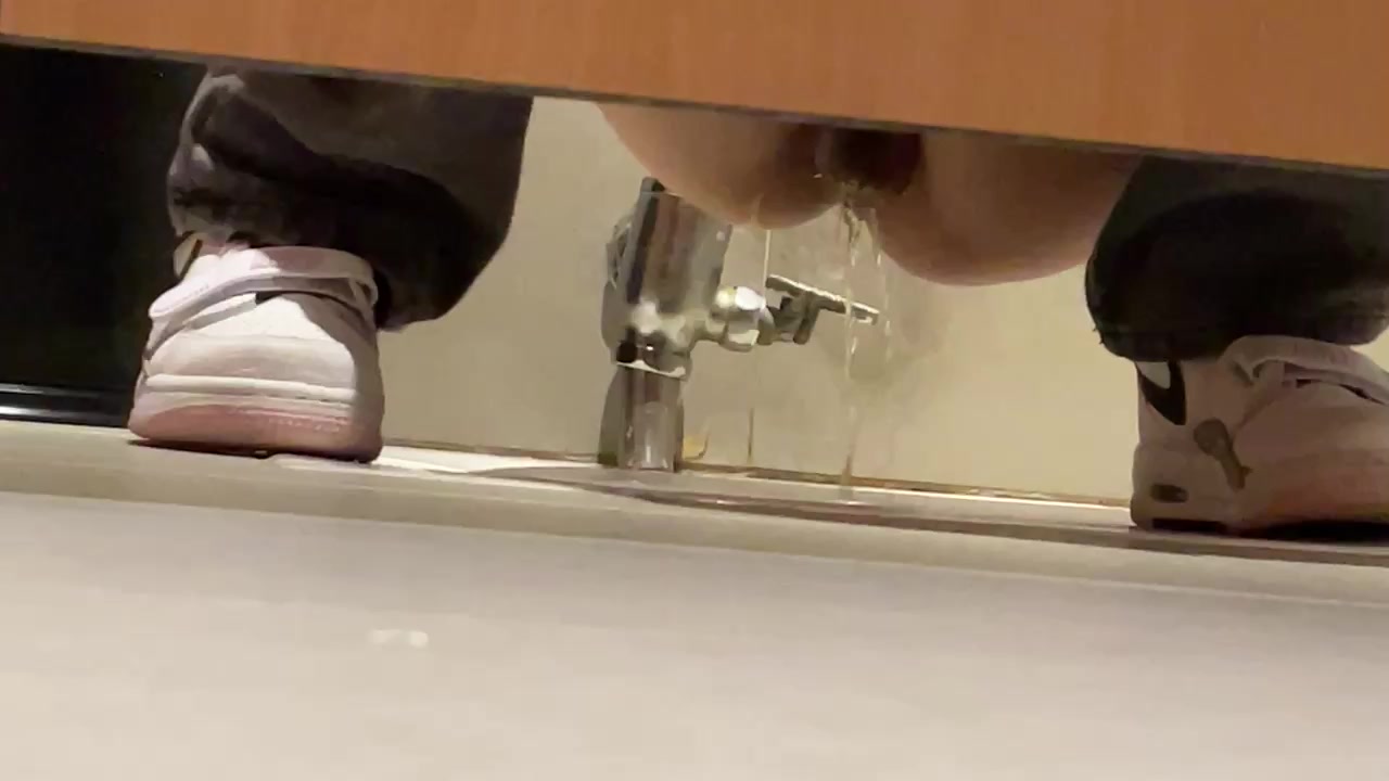 厕所偷拍漂亮女生