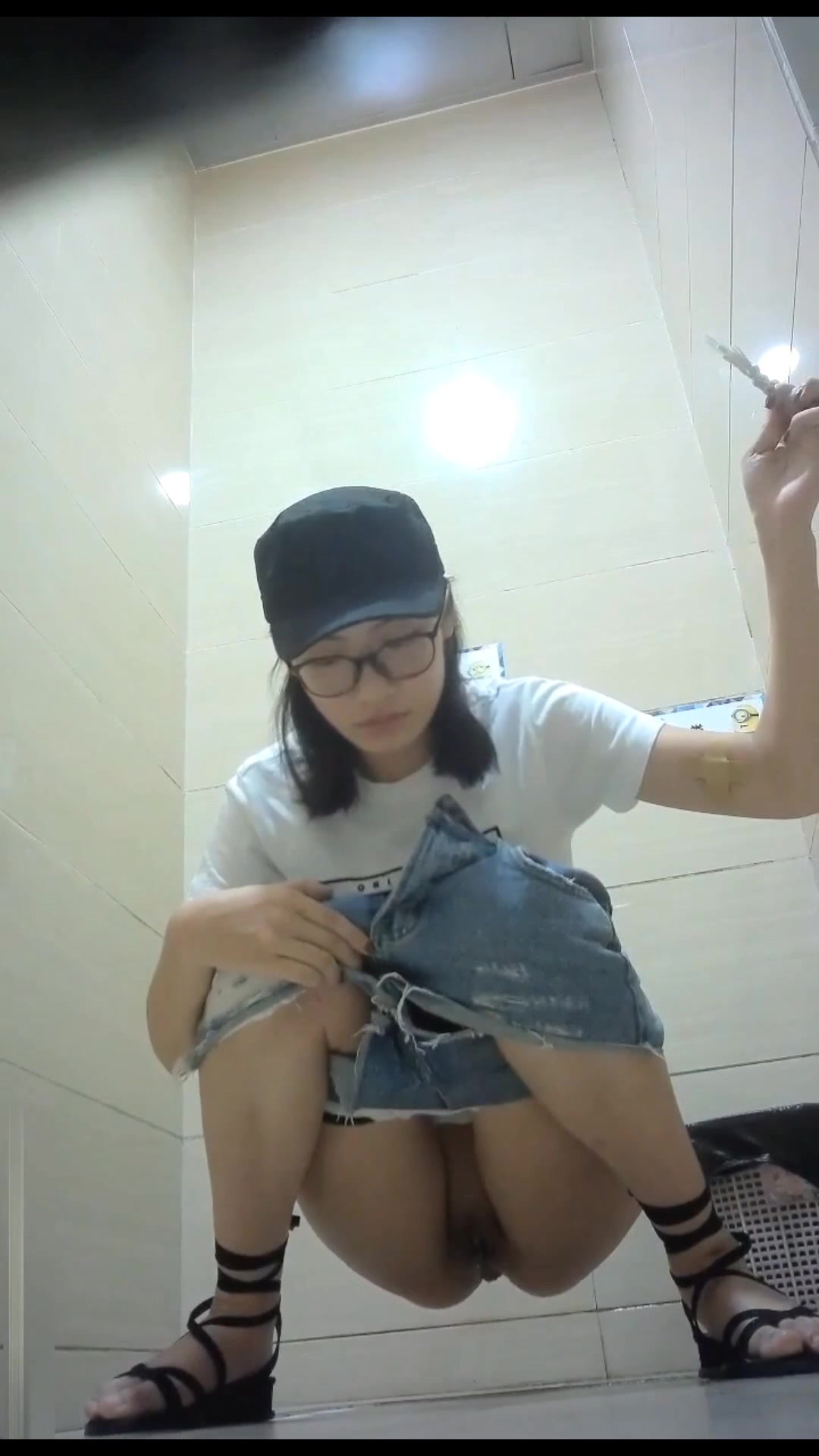 偷拍无毛小姐姐尿尿高清版