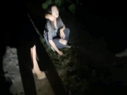 《网爆校园霸凌门事件》学妹放学被混混拦住,扒光她衣服拳打脚踢用甩棍插逼