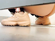 公园女厕大胆偷拍小少妇，一线天的美屄很诱人