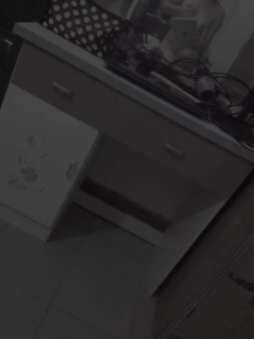 老婆自慰，看她的阴蒂是不是很大？