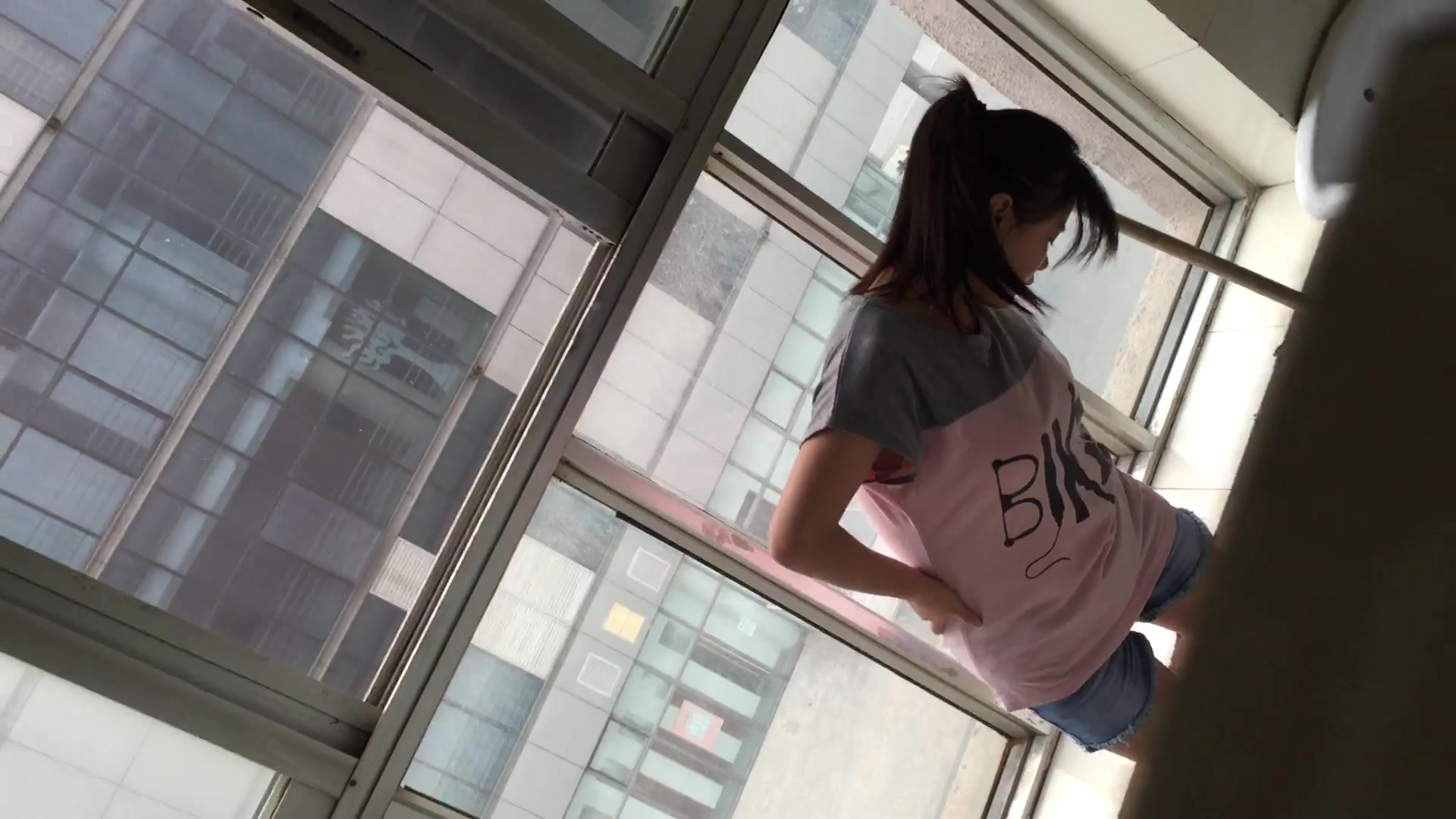 【全網首發】【最新廁拍】國內廁拍大神潛入某禮儀培訓機構女廁偷拍美女噓噓 有個高跟美女貌似在換衣服脫光了尿尿，15人次 稀缺資源勁爆收藏～原版高清