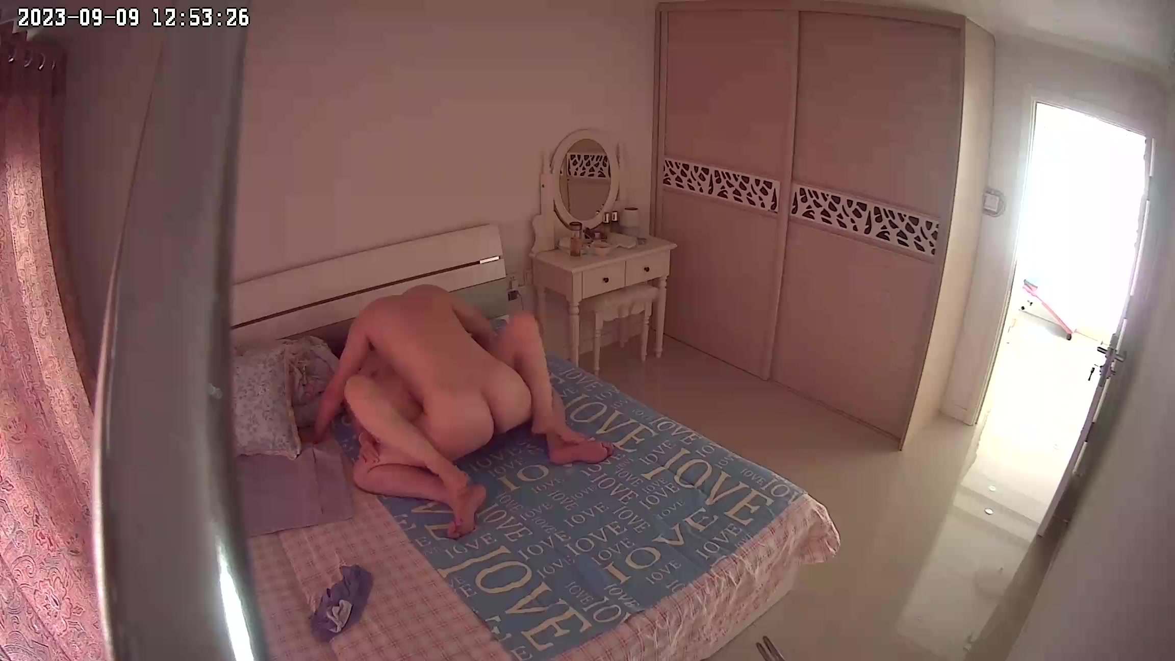 骚货妈妈被奸夫干到爽：我的屄里好舒服啊老公