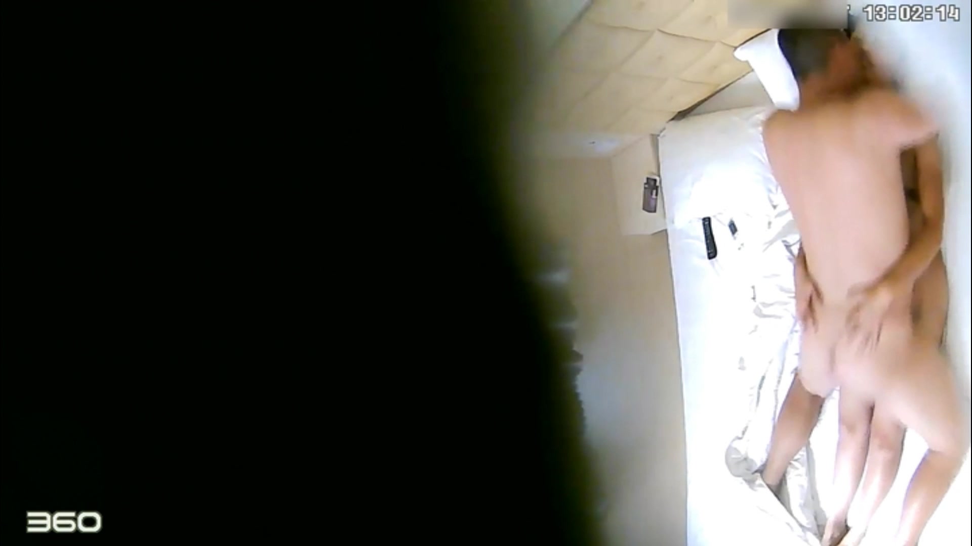 光頭大哥賓館鐘點房私會豐滿情人啪啪打炮 剛進屋就脫光纏綿交合 爽完了貌似還意猶未盡啊 1080P高清原版