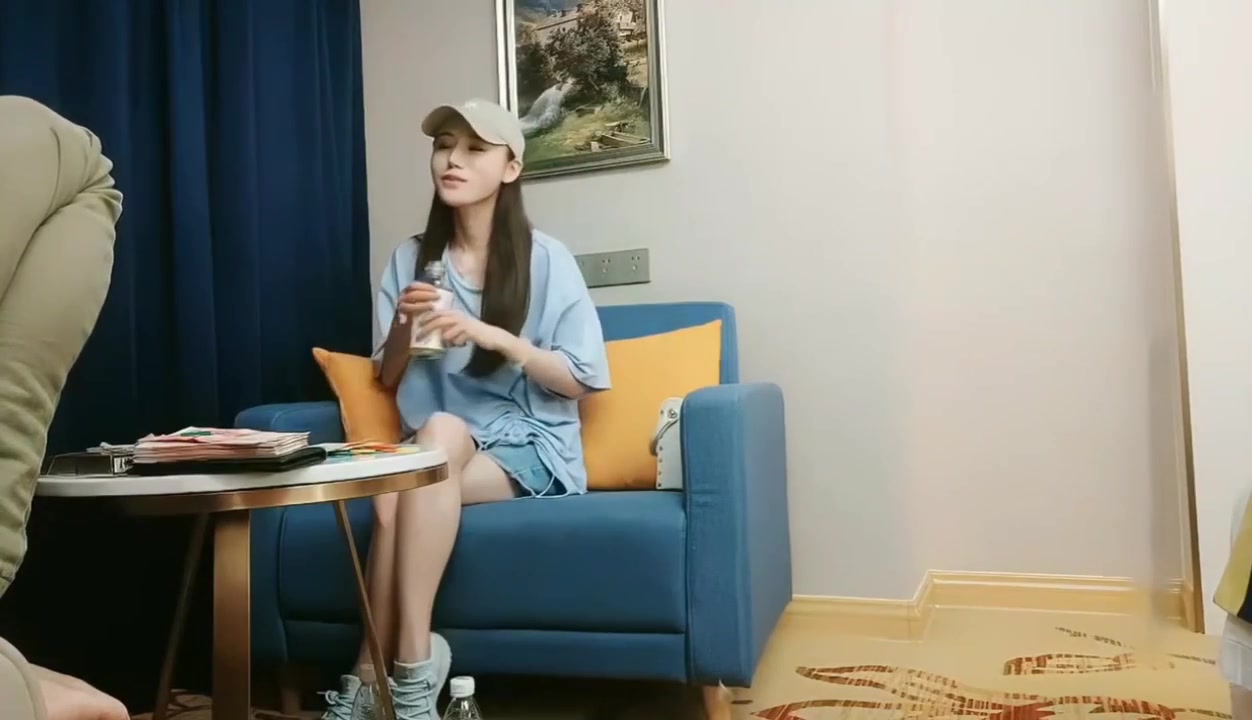 约操鸭舌帽明星颜值小仙女，大鸡巴操的她狂喊受不了