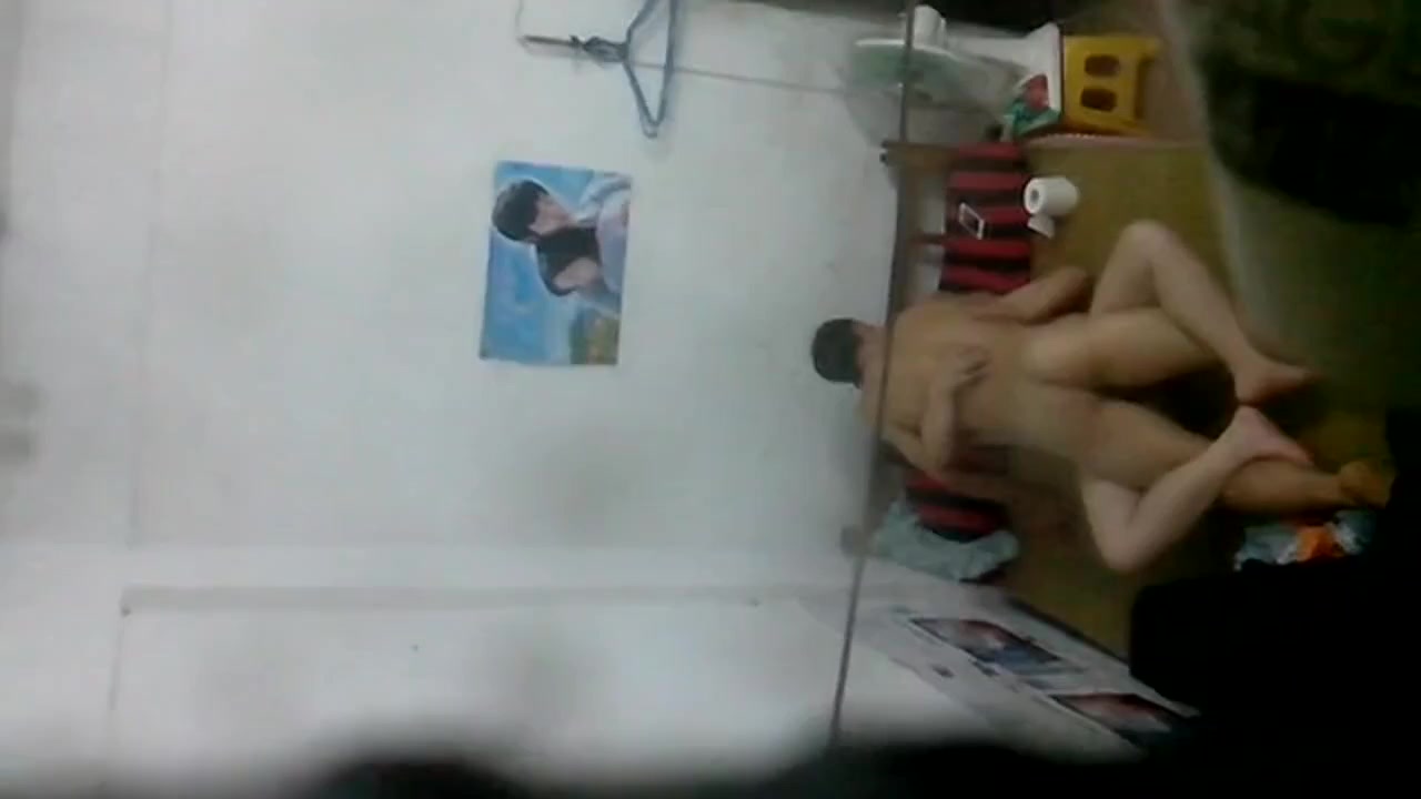 獨家推薦 周末假期一對中年夫婦出租房裏啪啪打炮 互舔互插騎乘幹得嗷嗷直叫 貌似外面還很嘈雜 720P高清